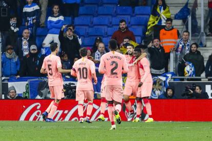 Suárez celebra el tercero del Barça; al fondo, la grada semivacía del RCD Stadium.