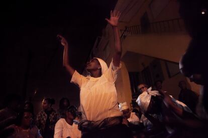 El batuque es un baile típico de Cabo Verde que a través de las letras de las canciones de acompañamiento exalta la figura de la mujer. Durante la dominación portuguesa, el batuque, así como todas las demás tradiciones de origen africano, fueron prohibidas por ser expresión de una cultura considerada primitiva. Así pues el apego a las tradiciones ha evolucionado progresivamente en un nacionalismo que, a diferencia de la conformación histórica que asumió el término, es decir la supremacía de una nación sobre otra, representa una ideología de liberación de la nación oprimida.