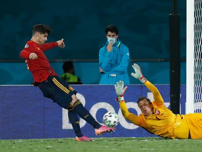 Morata remata ante el portero polaco, Szczesny.