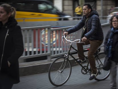 Un ciclista circulando ayer por encima de una acera.