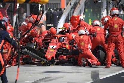 Raikkonen en el pit lane de Ferrari durante el Gran Premio de Hungría celebrado en el circuito de Hungaroring.