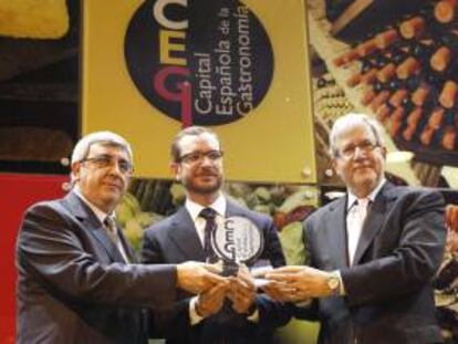 El alcalde de Vitoria, Javier Maroto (c), junto al presidente de la FEHR (Federación Española de Hostelería y Restauración), José María Rubio (i), y el presidente de la Federación Española de Periodistas y Escritores de Turismo (FEPET), Mariano Palacín (d), durante el acto celebrado hoy en FITUR donde Vitoria se ha erigido oficialmente como Capital Española de la Gastronomía 2014.