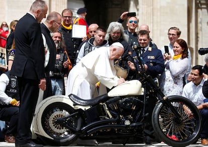 El papa Francisco firma una Harley Davidson del grupo de motociclistas cristianos 'Jesus Biker', durante la audiencia semanal en el Vaticano.
