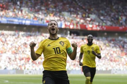 Hazard celebra el cuarto gol de Bélgica, con Lukaku en segundo término.