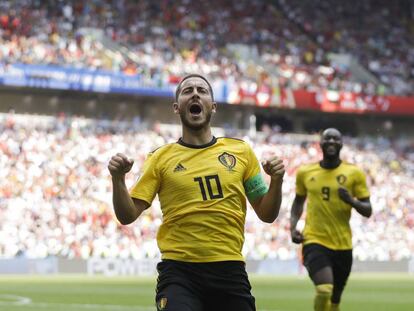 Hazard celebra el cuarto gol de Bélgica, con Lukaku en segundo término.
