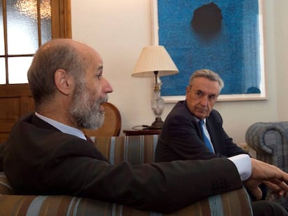 El secretario de Estado de Energía, José Domínguez Abascal, junto al presidente de la CNMC, José María Marín Quemada,  la Universidad Internacional Menéndez Pelayo (UIMP) en Santander en 2018. 
 
 