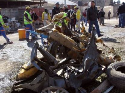 Trabajadores del Ayuntamiento de Bagdad limpian las calles de la ciudad tras la explosión de un coche bomba el pasado jueves.