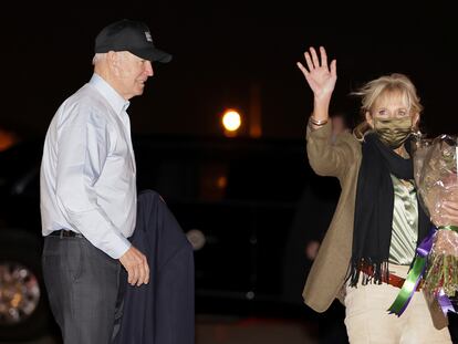 Joe Biden, junto a la primera dama, Jill Biden, a punto de subir al Air Force One este miércoles.