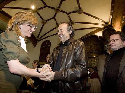 La socialista Carme Chacón saluda a Joan Manuel Serrat en presencia de Ramon Muntaner.