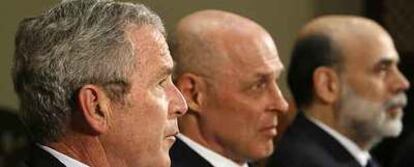 George Bush, Henry Paulson y Ben Bernanke atienden a la prensa tras la reunión en la que analizaron la situación económica de EE UU en la Casa Blanca.