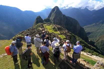 Miembros de una comisión de autoridades y expertos liderados por el gobernador del Cuzco, Jean Paul Benavente, visitan la ciudadela inca de Machu Picchu.