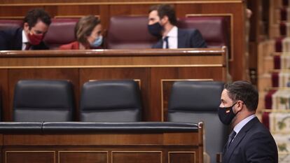 El presidente de Vox, Santiago Abascal, pasa por delante del secretario general del PP, Teodoro García Egea; la portavoz del PP en el Congreso de los Diputados, Cuca Gamarra, y el presidente del PP, Pablo Casado.