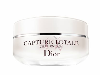 Dior. La niacinamida, ingrediente en boga los últimos meses, posee propiedades despigmentantes y antiinflamatorias. No extraña, pues, que el contorno de la gama Capture Total Cell Energy la contenga. Aprovecha también la potente capacidad regeneradora de las células madre vegetales para combatir líneas de expresión y arrugas.