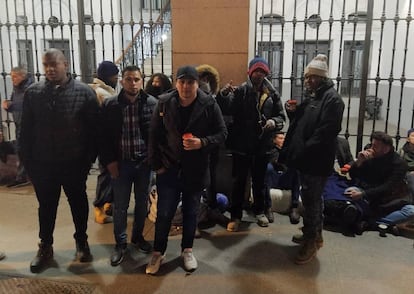 Concentrados anoche en la sede del Samur Social.