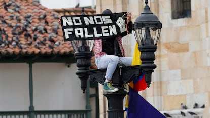 Un hombre con un cartel dirigido al nuevo Gobierno, durante la posesión el pasado 7 de agosto en la Plaza de Bolívar.