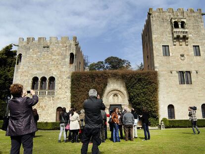 Los visitantes hacen fotografías delante de la fachada principal del pazo.