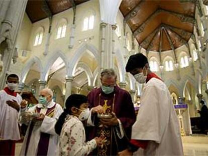 Celebración de una misa en una iglesia católica de Hong Kong, en la que todos llevan máscaras.