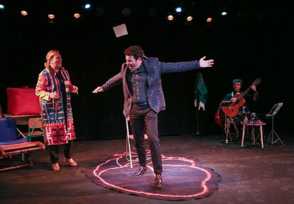 Mariano Rochman y Gloria Albalate en la comedia 'Crónico' en el Teatro Fernán Gómez de Madrid.