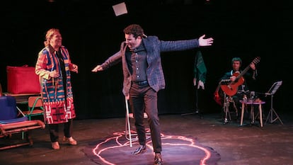 Mariano Rochman y Gloria Albalate en la comedia 'Crónico' en el Teatro Fernán Gómez de Madrid.