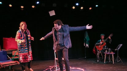 Mariano Rochman y Gloria Albalate en la comedia 'Crónico' en el Teatro Fernán Gómez de Madrid.