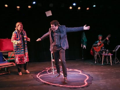 Mariano Rochman y Gloria Albalate en la comedia 'Crónico' en el Teatro Fernán Gómez de Madrid.