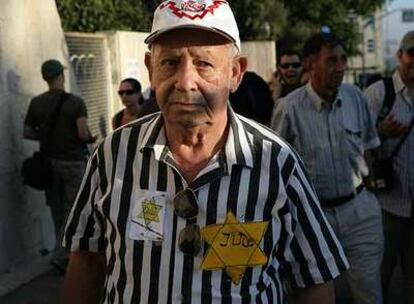 Un superviviente viste el uniforme y la estrella amarilla de David durante la manifestación de ayer en Jerusalén.