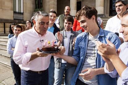 Javier de Andrés recibe una carta en su cumpleaños.