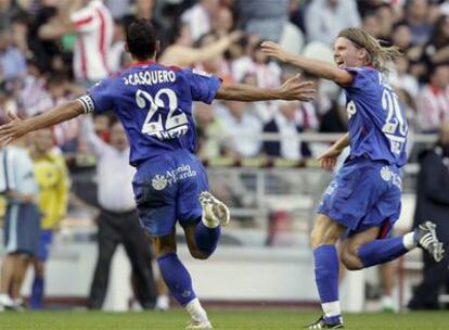 Casquero celebra su gol mientras Polanski acude a felicitarle.