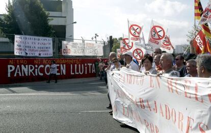 Unas 300 personas en una manifestación, convocada por CCOO y CGT, el pasado 19 de octubre entre la fábrica de Panrico en Santa Perpètua de Mogoda (Barcelona) y el Ayuntamiento de esta población en defensa de la continuidad de los empleos de esta empresa.