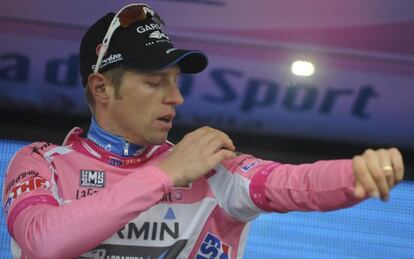 Ryder Hesjedal se enfunda la &#039;maglia&#039; rosa de l&iacute;der.