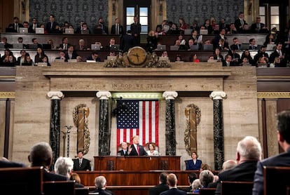 La presidenta de la Cámara de Representantes, Nancy Pelosi, y el vicepresidente del Gobierno estadounidense, Mike Pence, escuchan al presidente de los Estados Unidos, Donald Trump, durante su discurso sobre el estado de la Unión.