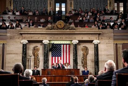 La presidenta de la Cámara de Representantes, Nancy Pelosi, y el vicepresidente del Gobierno estadounidense, Mike Pence, escuchan al presidente de los Estados Unidos, Donald Trump, durante su discurso sobre el estado de la Unión.