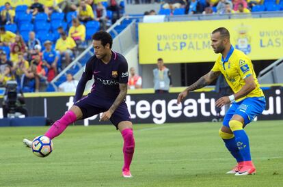 El delantero de Las Palmas Jesé Rodríguez disputa un balón con el delantero brasileño Neymar del Barcelona.