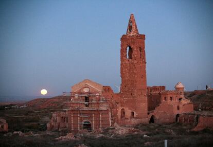 La luna se alza detrás de la iglesia de San Martín, en Belchite viejo.