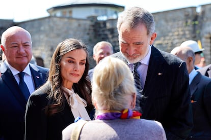 Los Reyes conversan con una mujer durante la ceremonia del 80 aniversario de la liberación del antiguo campo de concentración Mauthausen, este domingo.
