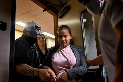 Un migrante es custodiado por agentes del ICE en Nueva York, en junio.