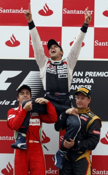 Maldonado celebra su histórica victoria subido a hombros por Alonso y Raikkonen