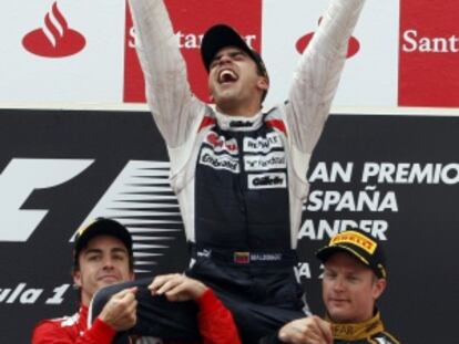 Maldonado celebra su histórica victoria subido a hombros por Alonso y Raikkonen