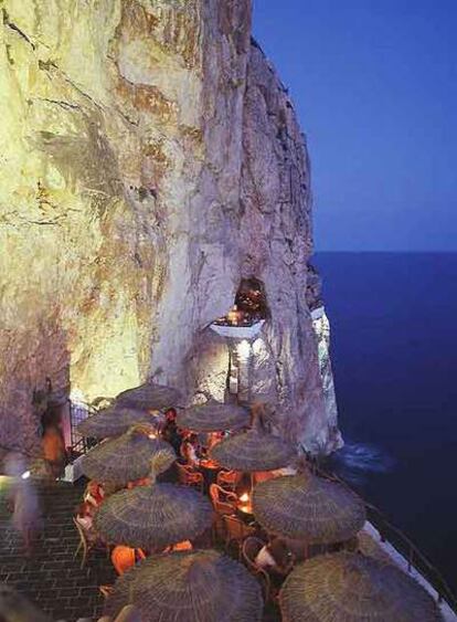 La terraza de la Cova d'en Xoroi, visita turística y club nocturno donde se disfruta de la puesta de sol, cerca de la playa menorquina de En Porter.