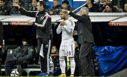 Ancelotti da instrucciones a Jesé.