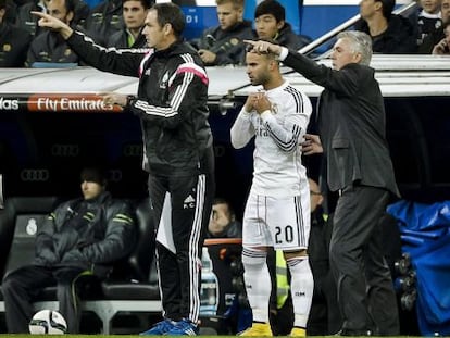 Ancelotti da instrucciones a Jes&eacute;.