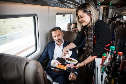 Para Favara, la fortaleza de Iryo reside en tener las mejores condiciones, desde la venta a la atención al cliente, puntualidad y servicio a bordo. “Nuestra promesa es la de ofrecer una alta calidad para todos”, afirma.