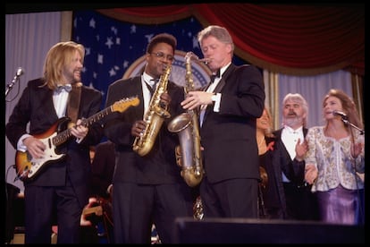 El presidente Bill Clinton toca el saxofón durante el baile inaugural. 