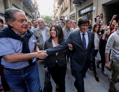 Carles Puigdemont, el hasta el viernes presidente de la Generalitat de Cataluña, dedica este sábado posterior a la proclamación de la República catalana y de inicio de las ferias de su ciudad, Girona, a la familia y las amistades.