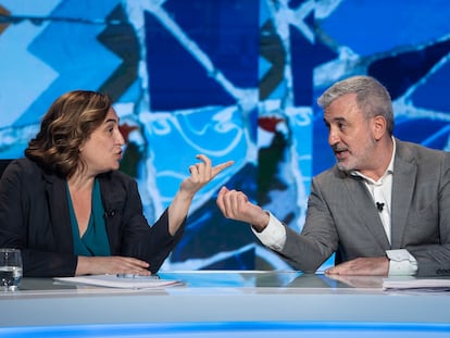 Jaume Collboni, alcaldable por el PSC, junto a Ada Colau, alcaldesa de Barcelona, durante el debate electoral organizado por EL PAÍS y la SER.