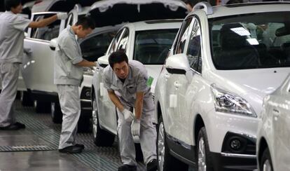 Fábrica de automóviles en Wuhan (China).
