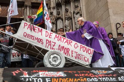 El padre Júlio Lancelotti, de la Pastoral del Pueblo de la Calle, bendice la carreta de Ricardo Nascimento.