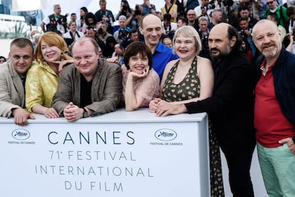 El elenco de la película 'Donbass' posa para los fotógrafos en el ámbito del 71º Festival Internacional de Cine de Cannes.