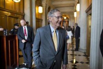 Fotografía tomada el pasado 27 de junio en la que se registró a Mitch McConnell (c), senador por Kentucky y líder de la minoría republicana en el Senado de Estados Unidos. EFE/Archivo