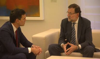 Pedro Sánchez y Mariano Rajoy durante su última entrevista en La Moncloa.